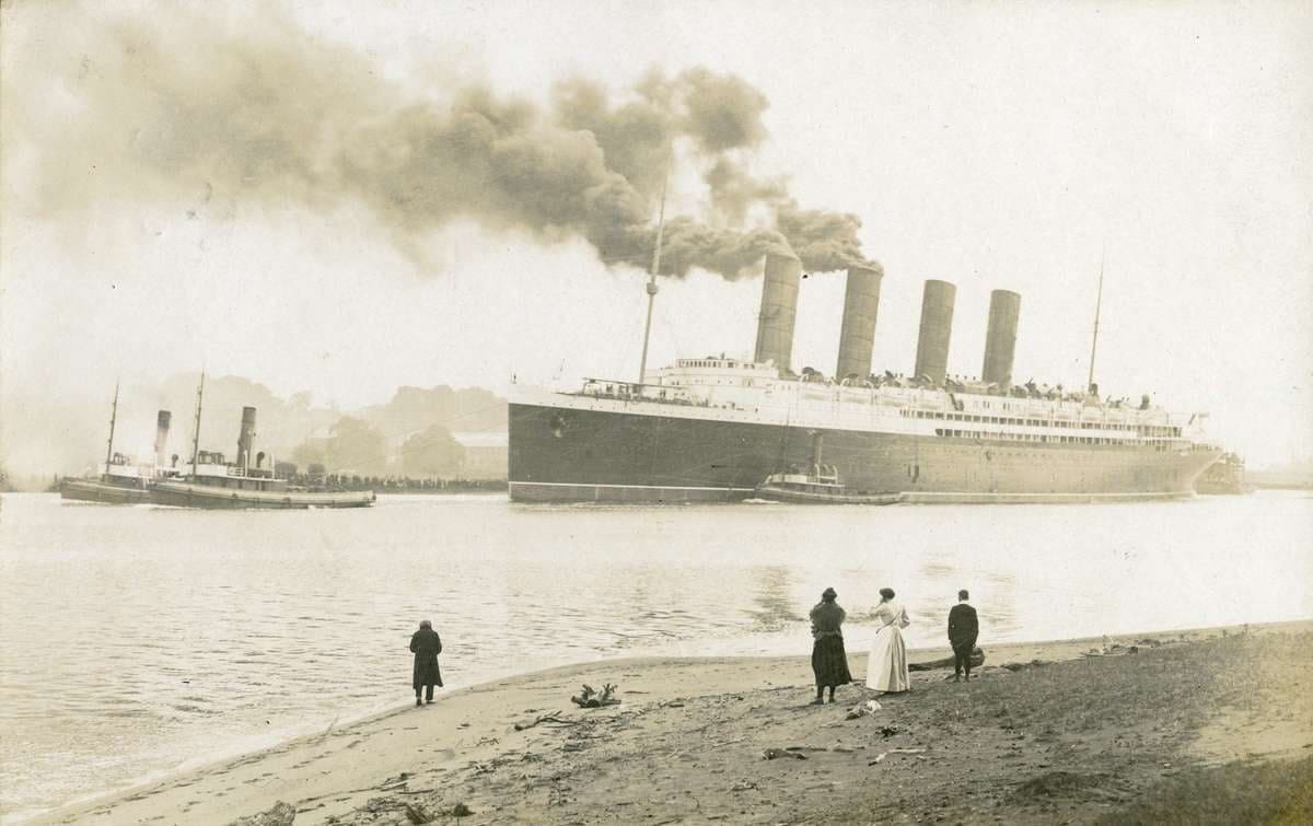 Lusitania leaving port for the last time. Public domain image.